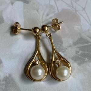 Exquisite Solid 14k Gold Lustrous Cultured Pearl 2 Diamond Dangle Earrings.
